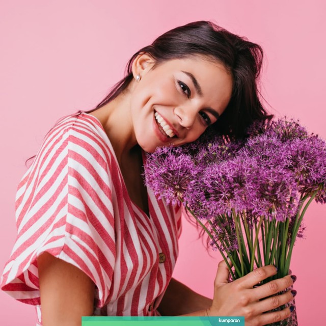 Ilustrasi perempuan dengan lesung pipi. Foto: Shutterstock