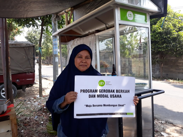 Dok. IZI. Juju (36 thn), salah satu penerima manfaat Lapak Berkah IZI.