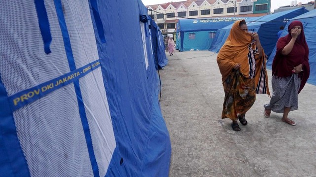Pencari suaka beraktivitas di sekitar tenda, di gedung eks Kodim Kalideres Jakarta Barat, Jumat (12/7). Foto: Jamal Ramadhan/kumparan