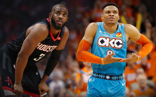 Chris Paul dan Russell Westbrook berganti seragam setelah ditukar oleh timnya masing-masing. Foto: Reuters
