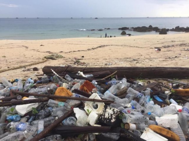 Kondisi Pantai Sengiiling, Bintan yang dipenuhi sampah plastik. (Foto: Yogi/Batamnews)
