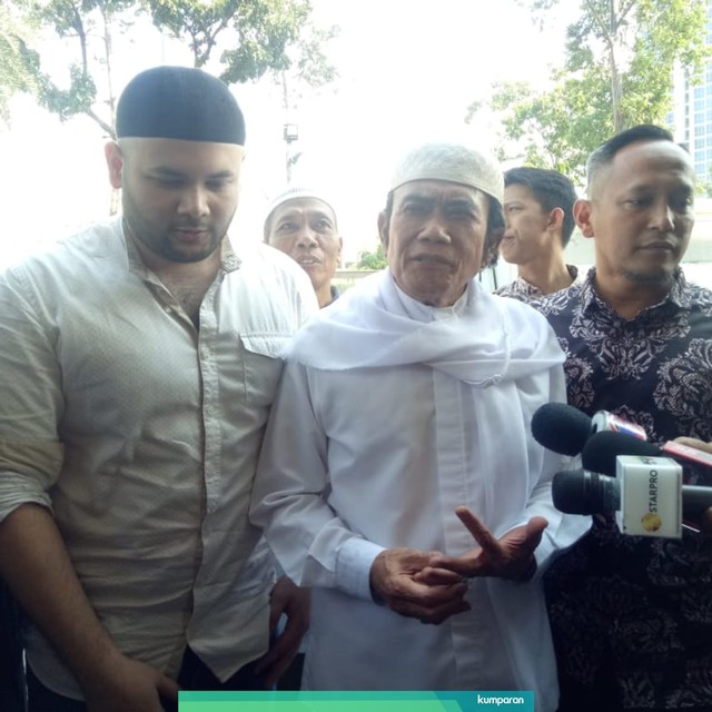 Rhoma Irama dampingi Ridho Rhoma penuhi panggilan Kejaksaan Foto: DN Mustika/kumparan