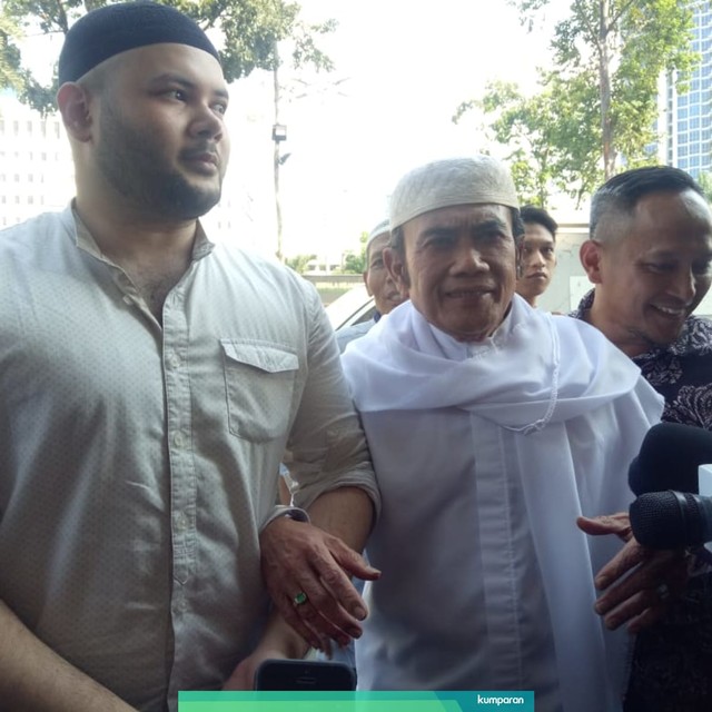 Rhoma Irama dampingi Ridho Rhoma penuhi panggilan Kejaksaan Foto: DN Mustika/kumparan