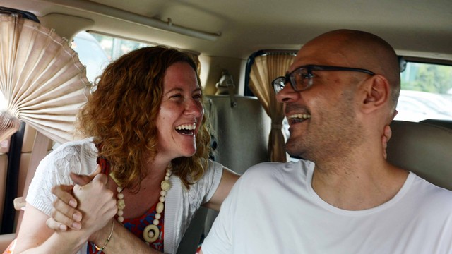 Neil Bantleman (kanan), terpidana kasus pelecehan seksual di Jakarta International School (JIS) usai bebas dari LP Cipinang 2015. Foto: AFP/BAY ISMOYO