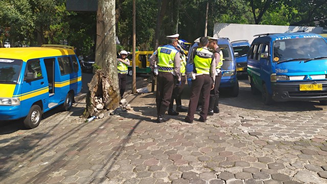 Suasan saat Puluhan pengemudi angkutan umum (angkot) melakukan aksi di Jalan Sukajadi tepatnya di depan RS Hasan Sadikin, Kota Bandung, Jumat (12/7). Foto: Rachmadi Rasyad/kumparan