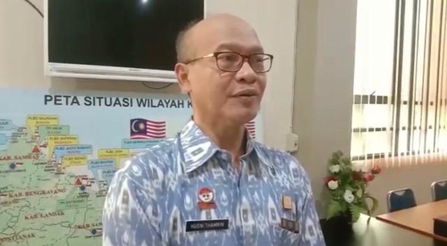 Kepala Imigrasi Kanwil Kemenkum HAM Kalbar, Husni Thamrin saat diwawancarai. Foto: dok Hi!Pontianak
