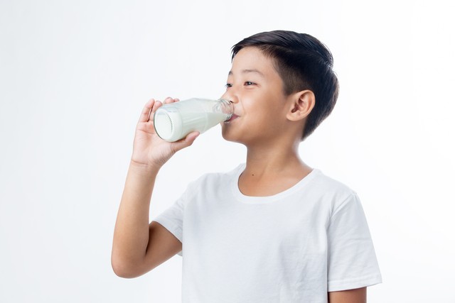 Ilustrasi anak minum susu. Foto: Shutterstock
