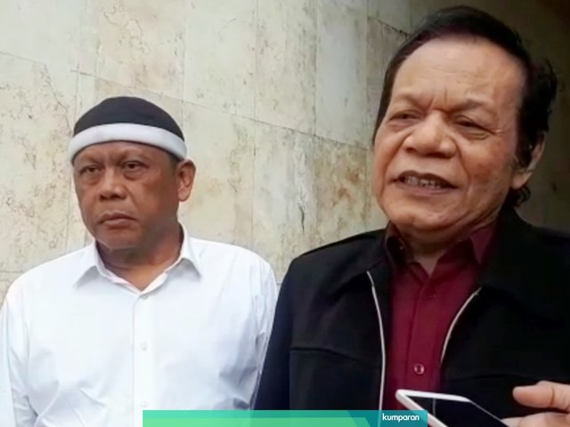 Eggi Sudjana (kiri) dan kuasa hukumnya Alamsyah datangi Polda Metro Jaya. Foto: Fadjar Hadi/kumparan