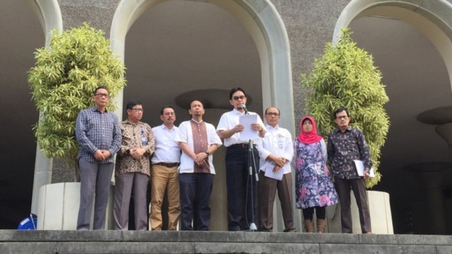 Ketua FOReTIKA sekaligus Dekan Fakultas Kehutanan Institut Pertanian Bogor (IPB) Rinekso Soekmadi (tengah). Foto: Arfiansyah Panji Purnandaru/kumparan