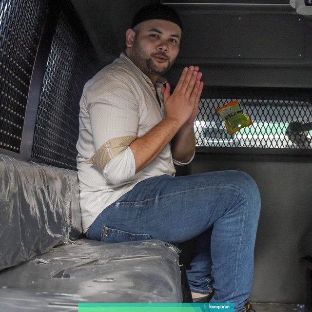 Terpidana kasus kepemilikan narkoba, Muhammad Ridho atau Ridho Rhoma berada di dalam mobil tahanan usai memenuhi panggilan Kejaksaan Tinggi Jakarta Barat. Foto: ANTARA FOTO/Muhammad Adimaja