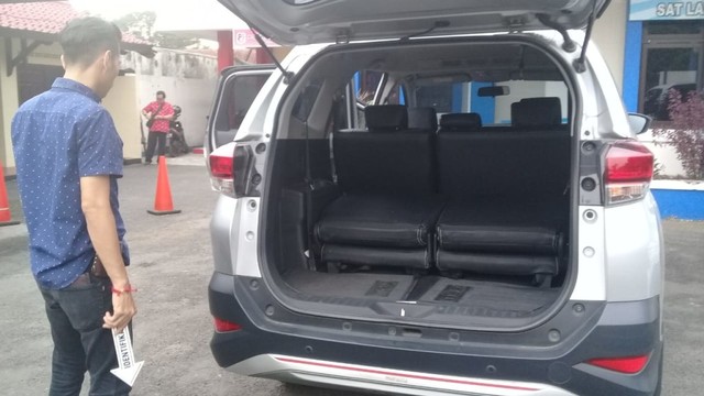 Anggota polisi menunjukkan Mobil korban mutilasi Banyumas yang sempat dijual pelaku. Foto: kumparan