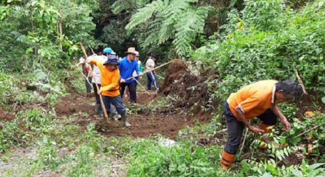 Warga Kelurahan Kumelembuai, Kota Tomohon, Sulawesi Utara, bergotong royong atau mapalus untuk membuka jalan perkebunan yang akan tersambung dengan jalan utama yang beraspal. Jalan ini untuk memudahkan warga mengangkut hasil perkebunan.