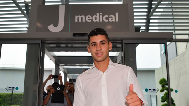 Cristian Romero saat menjalani tes medis di J-Medical.