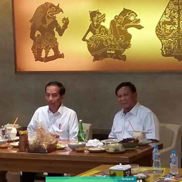 Joko Widodo dan Prabowo Subianto makan siang bersama di FX Sudirman. Foto: Fadjar Hadi/kumparan