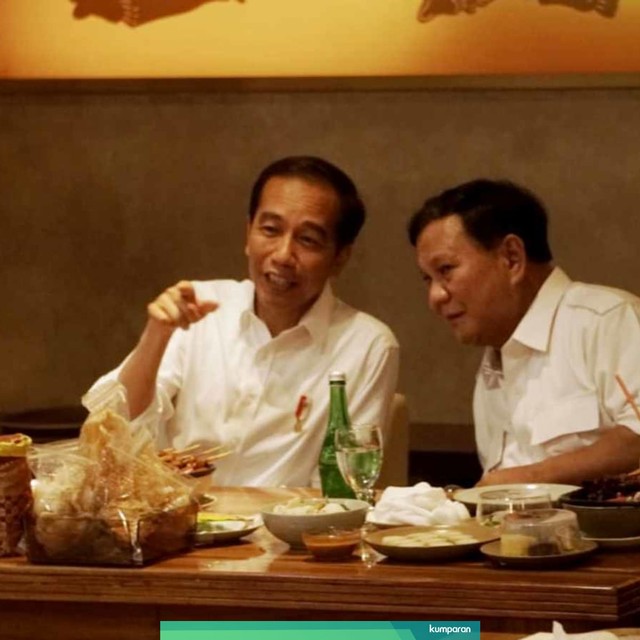 Joko Widodo dan Prabowo Subianto berbincang saat makan siang bersama di FX Sudirman. Foto: Irfan Adi Saputra/kumparan