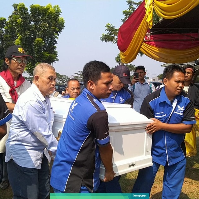 Prosesi pemakaman Rudy Badil. Foto: Maria Gabrielle Putrinda/kumparan