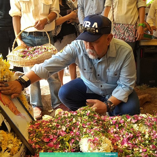 Indro Warkom hadiri proses pemakaman Rudy Badil. Foto: Maria Gabrielle Putrinda/kumparan