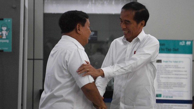 Ketua Umum Partai Gerindra Prabowo Subianto bersalaman dengan Presiden Joko Widodo (kiri) usai memberikan keterangan kepada wartawan di Stasiun MRT Lebak Bulus, Jakarta, Sabtu (13/7). Foto: ANTARA FOTO/Wahyu Putro