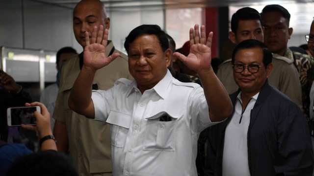 Ketua Umum Partai Gerindra Prabowo Subianto saat tiba di Stasiun MRT Lebak Bulus, Jakarta, Sabtu (13/7). Foto: ANTARA FOTO/Wahyu Putro