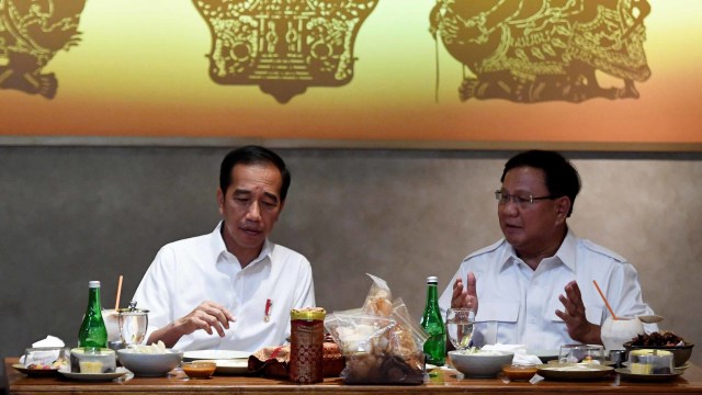 Ketua Umum Partai Gerindra Prabowo Subianto dan Presiden Joko Widodo saat makan siang bersama di fX Sudirman, Senayan, Jakarta, Sabtu (13/7). Foto: ANTARA FOTO/Wahyu Putro