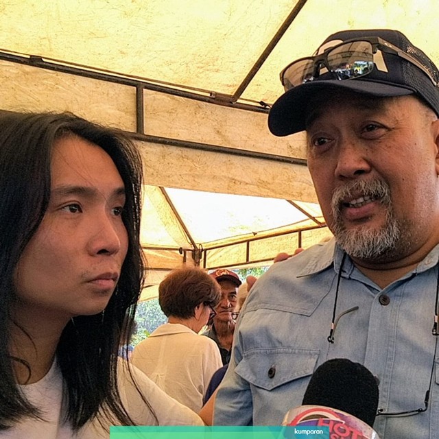 Indro Warkop dan Putra Mendiang Rudy Badil, Banu Adikara di TPU Tanah Kusir, Jakarta Selatan, Sabtu (13/7). Foto: Maria Gabrielle Putrinda/kumparan