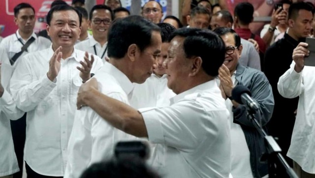 Prabowo dan Jokowi berpelukan setelah memberikan keterangan pers di Stasiun MRT Senayan, Jakarta, Sabtu (13/7). Foto: Irfan Adi Saputra/kumparan