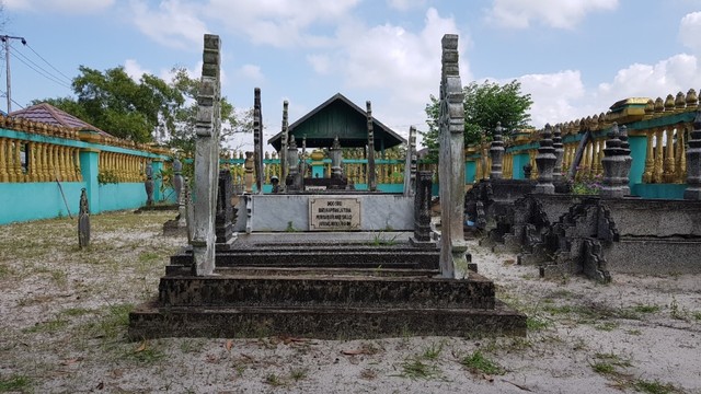 Kompleks utama pemakaman Raja Pagatan-Kusan dan keturunannya di Desa Matone Kampung Baru, Kecamatan Kusan Hilir, Kabupaten Tanah Bumbu. Lokasinya di Pagatan, pusat Kecamatan Kusan Hilir. Foto: Diananta/banjarhits.id