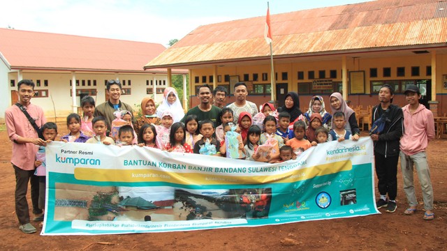 Berfoto bersama usai penyaluran donasi di SDN 6 Andowia, Kabupaten Konawe Utara, Sultra, Foto: dok kendarinesia.