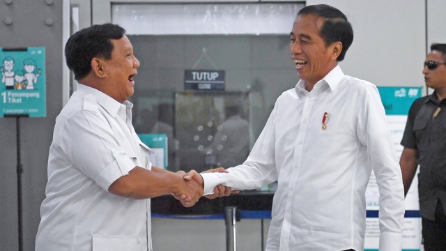 Presiden Joko Widodo (kanan) berjabat tangan dengan Ketua Umum Partai Gerindra Prabowo Subianto (kiri) saat tiba di Stasiun MRT Lebak Bulus, Jakarta. Foto: ANTARA FOTO/Wahyu Putro A
