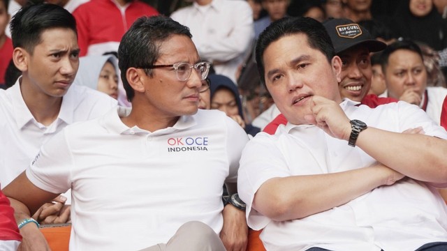 Erick Thohir (kanan) berbincang dengan Sandiaga Uno saat menghadiri acara Gerakan Milenial Indonesia (GMI) dengan tema 'Young penting Indonesia' di Kemang Village. Foto: Irfan Adi Saputra/kumparan