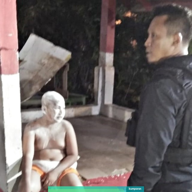 Anggota tim Jaguar (kanan) tangkap 'Tuyul' di Depok. Foto: Dok. Tim Jaguar Polresta Depok