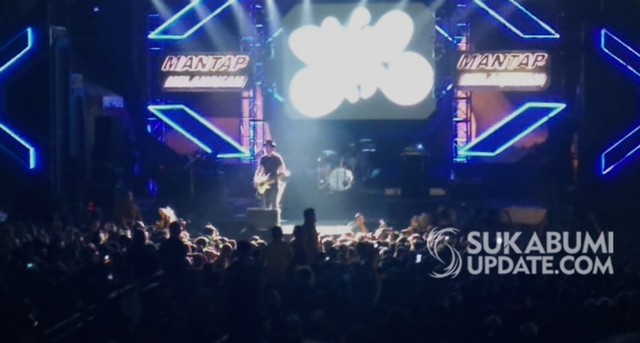 Suasana konser band Slank, di Lapang Manunggal Kodim 0607 Sukabumi, Sabtu (13/7/2019) malam. | Sumber Foto:CRP 2.