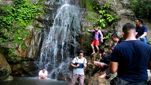 Suasana di lokasi Air Terjun Waolo di Desa Molotabu, Kecamatan Kabila Bone, Kabupaten Gorontalo. Minggu (14/7). Foto: Rahmat Alli/banthayoid