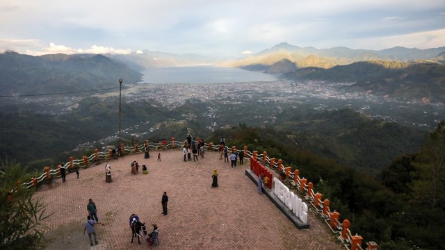 Kota Takengon, Danau Laut Tawar dan Bukit Pantan Terong. Foto: Abdul Hadi/acehkini