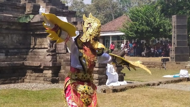 SIMBOL PENGHORMATAN: Sajian drama tari Garudeya digelar di Candi Kidal. (Foto: Bayu Eka Novanta - Tugumalang.id)
