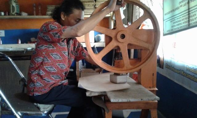 Melihat Proses Pembuatan Bola Sepak Berstandar Nasional di Tegal