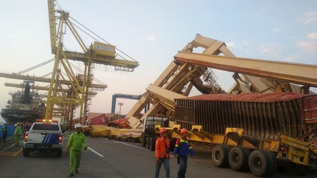 Kapal peti kemas menabrak container crane di Pelabuhan Tanjung Mas, Semarang, Jawa Tengah. Foto: Dok. Istimewa