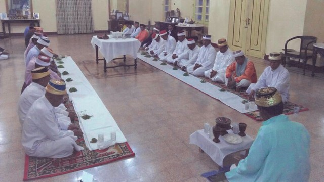 Prosesi ritual pembacaan ratib dan doa tolak bala di Beranda Besar atau Foris Lamo Kedaton Kesultanan Ternate. Foto: Olis/cermat