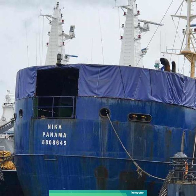 Kapal jumbo maling ikan MV NIKA berukuran 750 Gross Tonage (GT) saat bersandar di dermaga Golden Fish, Batam. Foto: Wiji Nurhayat/kumparan