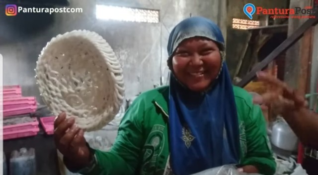 Video: Menengok Proses Produksi Kerupuk Jumbo di Brebes