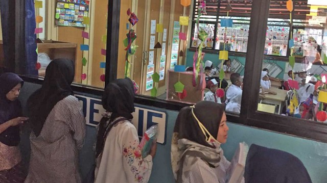 Para orangtua menyaksikan anak belajar pada hari pertama masuk sekolah, di SDN Pejaten Barat 01, Senin (15/7). Foto: Andesta Herli Wijaya/kumparan