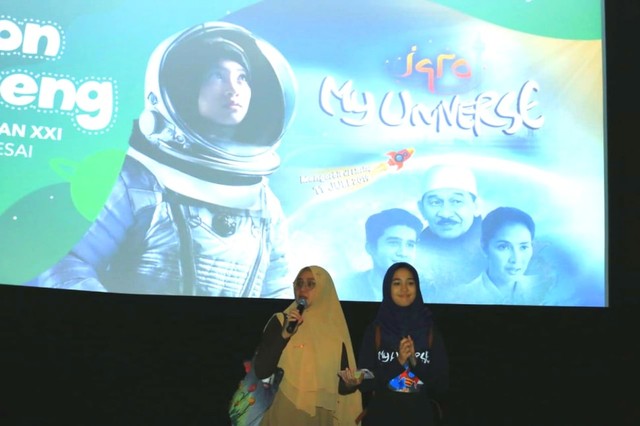 Corporate Secretary BNI Syariah, Rima Dwi Permatasari (Kiri) bersama dengan pemeran utama film Iqro : My Universe, Aisha Nurra Datau (kanan) dalam acara Nonton Bareng Film Iqro : My Universe di Plaza Senayan XXI, Sabtu (13/07).