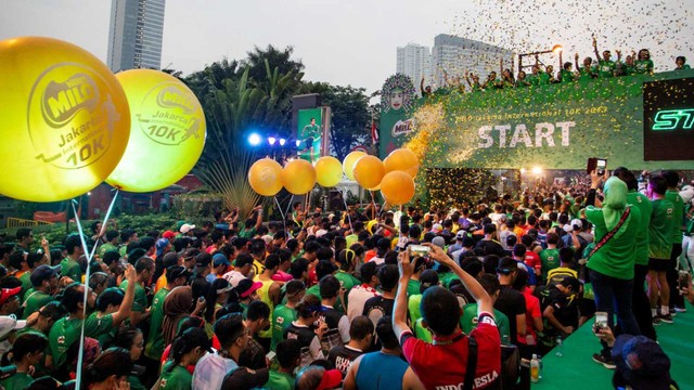 Ribuan peserta mengikuti lomba lari Milo Jakarta International 10K di Kawasan Rasuna Epicentrum, Jakarta, Minggu (14/7/2019). Foto: ANTARA FOTO/Dhemas Reviyanto