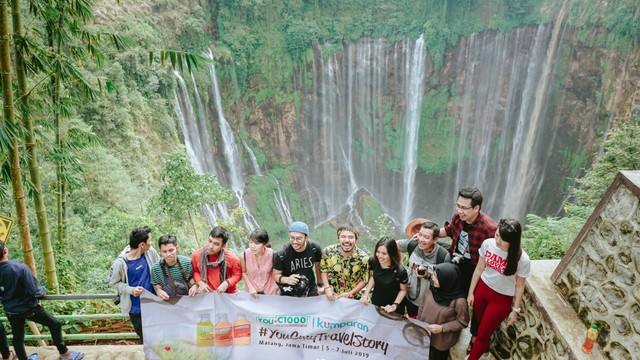 Para Pemenang berfoto dengan latar belakang Air Terjun Tumpak Sewu di hari ke dua #YouCMyTravelStory (foto: langkahdody.com)