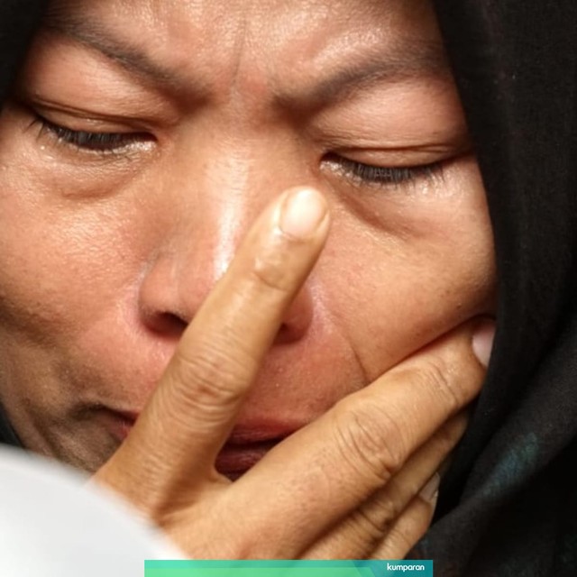 Baiq Nuril menangis saat berikan keterangan press usai sambangi Kantor Staf Kepresidenan. Foto: Iqbal Firdaus/kumparan