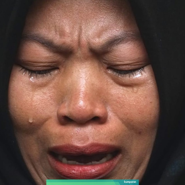 Baiq Nuril menangis saat berikan keterangan press usai sambangi Kantor Staf Kepresidenan. Foto: Iqbal Firdaus/kumparan