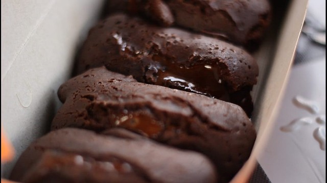 Kue balok 412 dengan varian rasa coklat yang menjadi menu andalan, Minggu (14/7) | Foto: Dimas Prasetyo/Lampung Geh