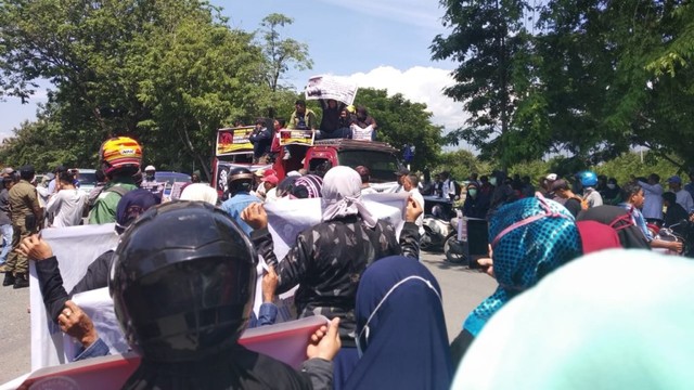 Forum Korban Gempa Bumi dan Likuefaksi Kelurahan Balaroa saat menggelar aksi demonstrasi di depan Kantor Walikota Palu, Senin (15/7). Foto: Rafik/PaluPoso