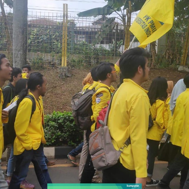 Mahasiswa UI longmarch, tolak pemberlakuan secure parking. Foto: Lutfan Darmawan/kumparan