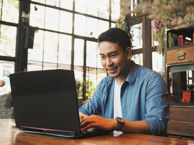 com-Ilustrasi seseorang sedang menggunakan laptop Foto: Shutterstock